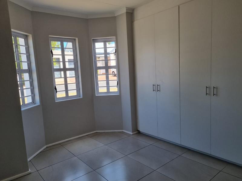 To Let 2 Bedroom Property for Rent in Oakglen Western Cape